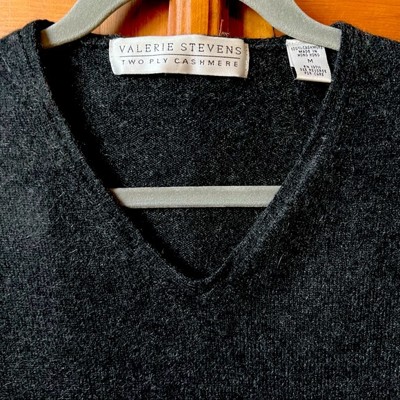 Valerie Stevens Two Ply Cashmere Cropped Black V Neck Sweater Size Medium - Picture 5 of 12